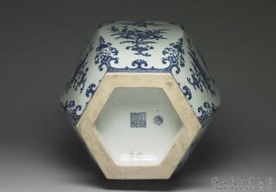 图片[3]-Hexagonal vase with floral decoration in underglaze blue, Qing dynasty, Qianlong reign (1736-1795)-China Archive
